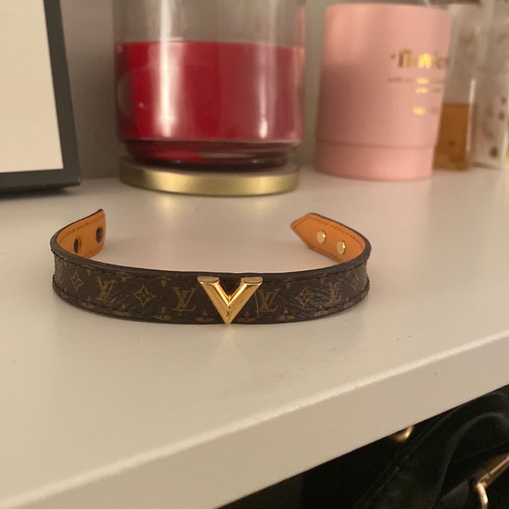 LV bracelet. Great condition. Didn’t wear